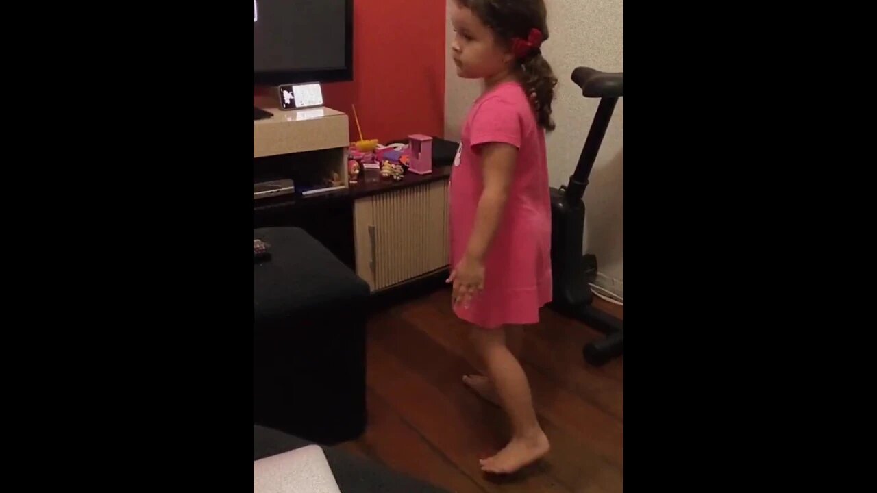 Dançando e cantando em frente a tv - Dancing and singing in front of the tv #shorts #linda #bebe