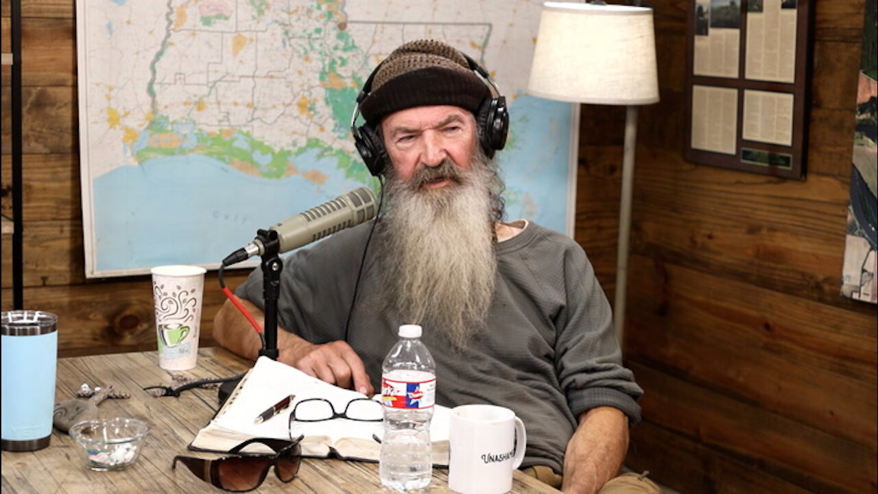 Uncle Si Blames an Imaginary Tree for His Bad Aim & Phil’s Unusual Comedy Advice | Ep 390