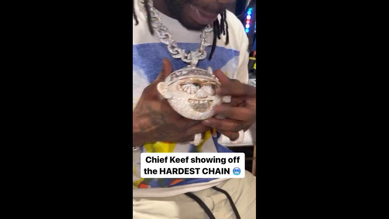 Chief Keef Showing of His NEW CHAIN!