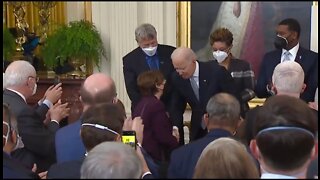 Sen Klobuchar RUNS To Biden & Whispers To Him To Put On His Mask