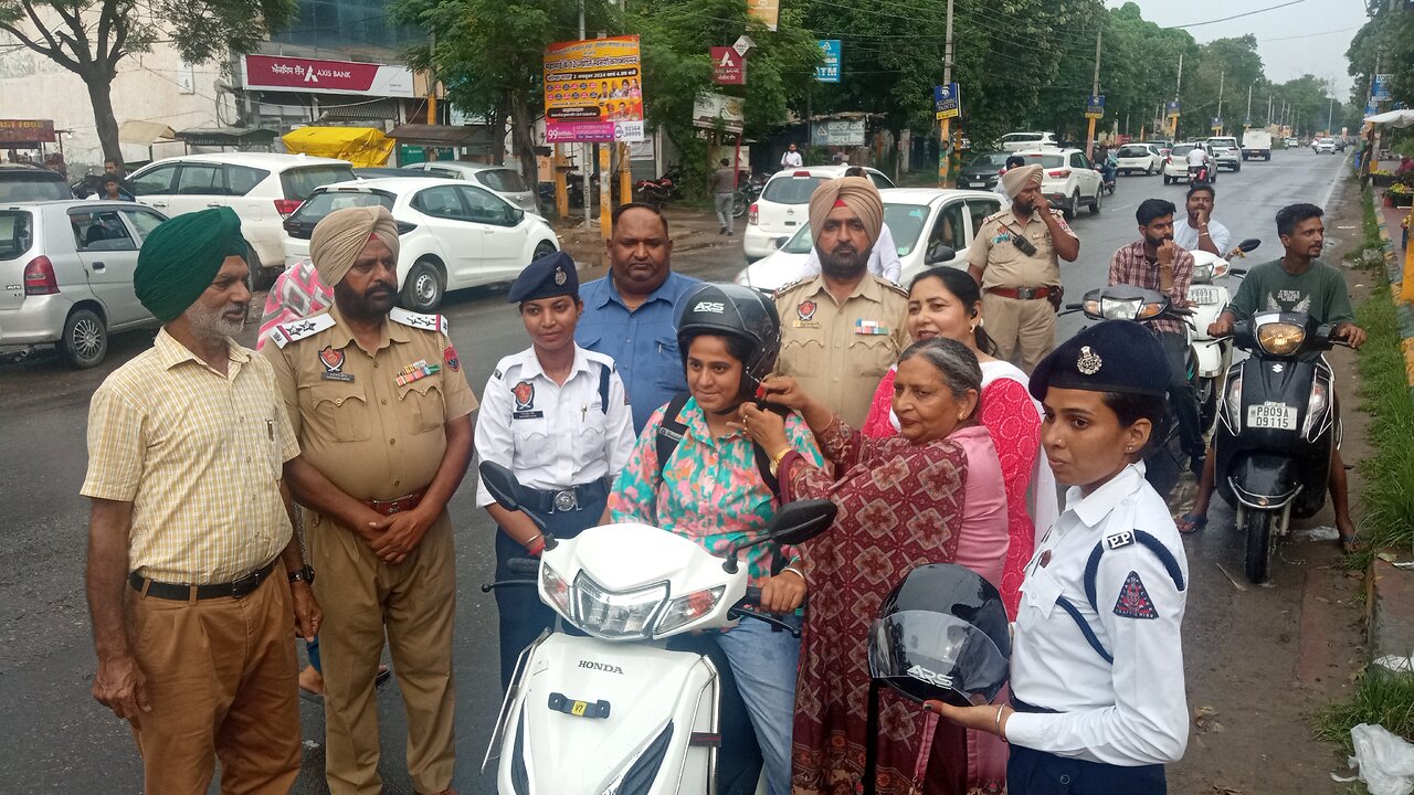 On the festival of Rakhi, sisters also present helmets to their brothers along with Rakhi