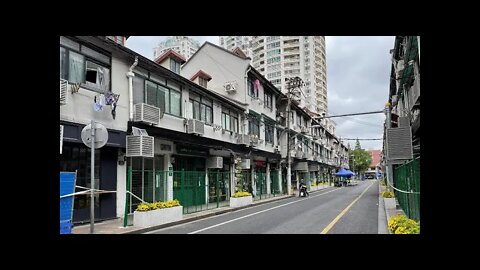 Shanghai blocca gli ingressi degli edifici dove vivono persone positive al Covid.