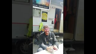 O Cantor e Resistente Francês Lalanne: Consciência & recado para Alceu Valença - trad. em português