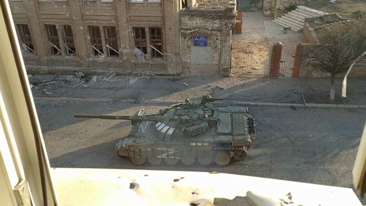 ★★★ A Russian T-72B tank being hit with a NLAW in Mariupol