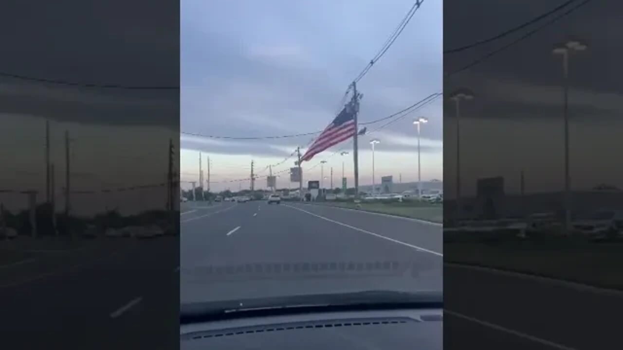 Bandeira a meio mastro!
