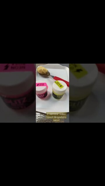 Com cara de Carnaval! Já vai rolar vídeo do Brigadeiro Neon para você! #chefmerciacosta