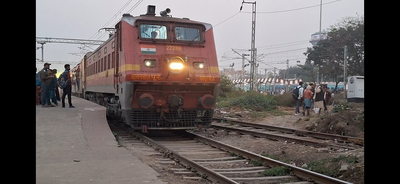 पटना से खुली मगध कुछ लोग पार हुए आगे और कुछ पीछे दुअरे #railway #train #indianrailways