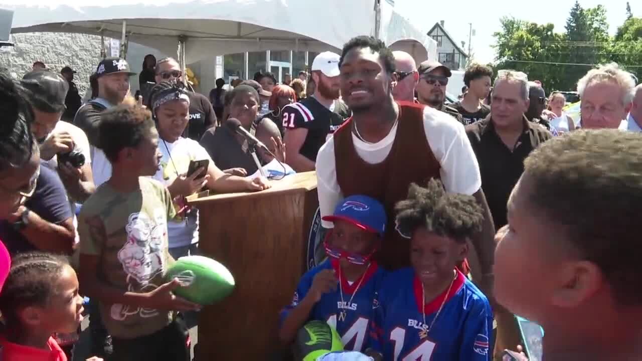 Stefon Diggs partners with City of Buffalo to give backpacks and school supplies to students in east Buffalo (