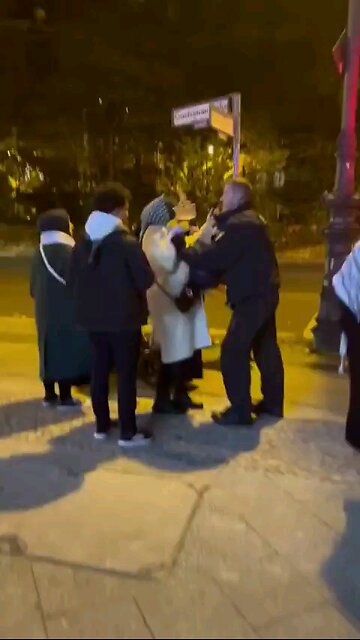 🚨🇩🇪🇵🇸 German pro-Palestine protesters brutally attacked by police officers.