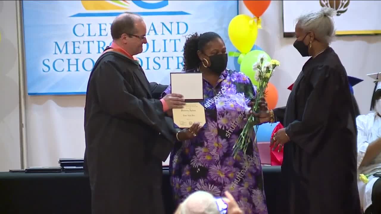 Cleveland Metropolitan School District gives Samaria Rice honorary diploma for Tamir