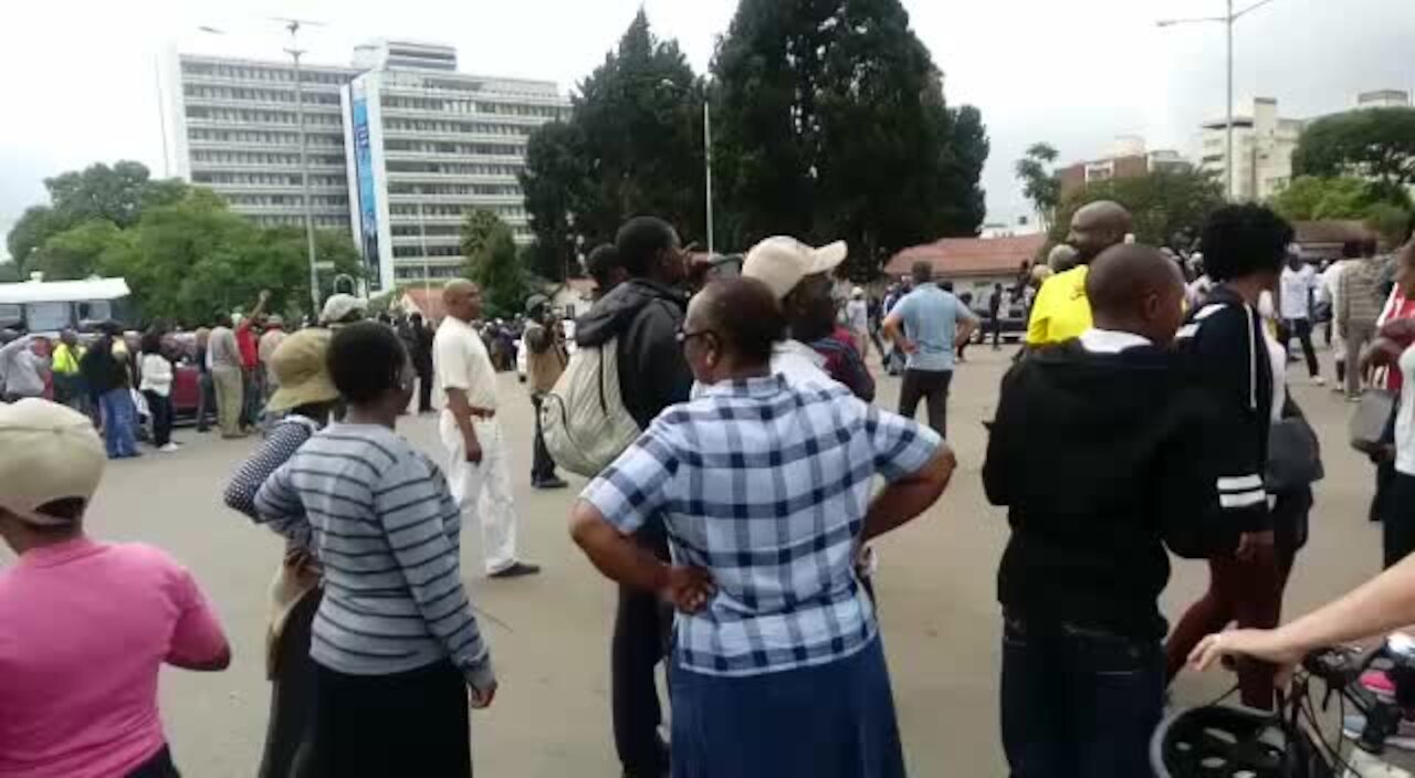 UPDATE 5 - Harare crowd heads to Mugabe private home (zA6)