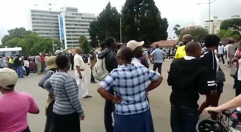 UPDATE 5 - Harare crowd heads to Mugabe private home (zA6)