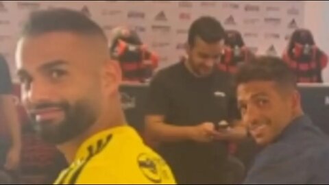 Diego Ribas constrangendo repórter durante coletiva