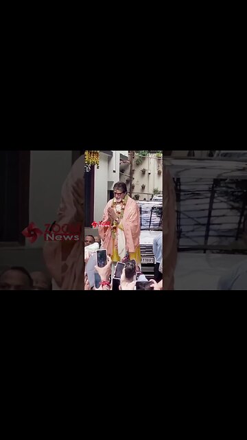 Amitabh Bachchan greets fans AGAIN on his birthday outside his bungalow 🎂💖📸