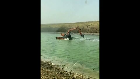 بلدوزر بيعوم فى المياه