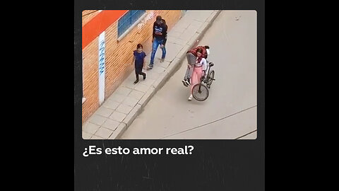 Una mujer ayuda a su pareja ebria llevándolo sobre su espalda