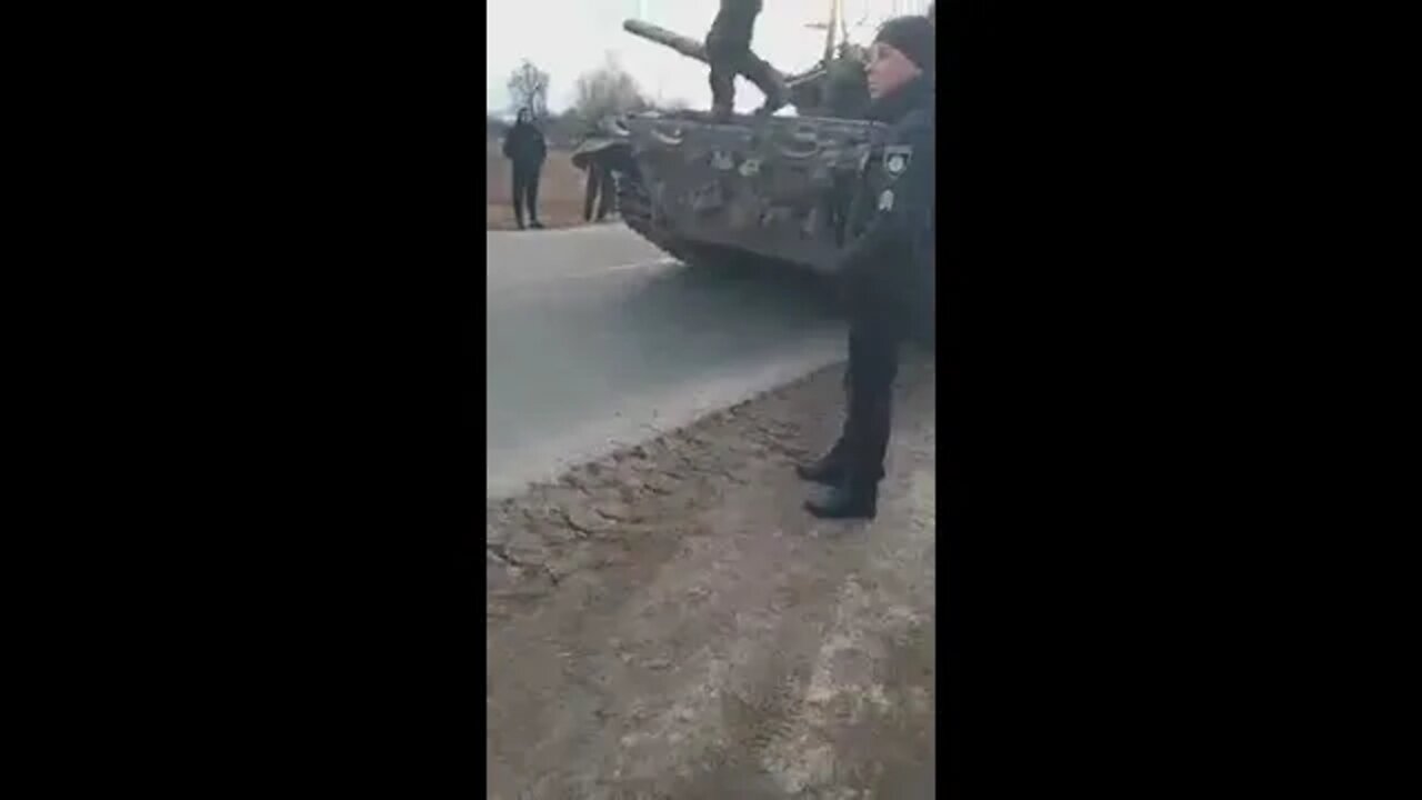 🇺🇦Graphic War 18+🔥Brave Villagers Block Putin Russian Tanks from Killing Chernihiv, Ukraine #Shorts