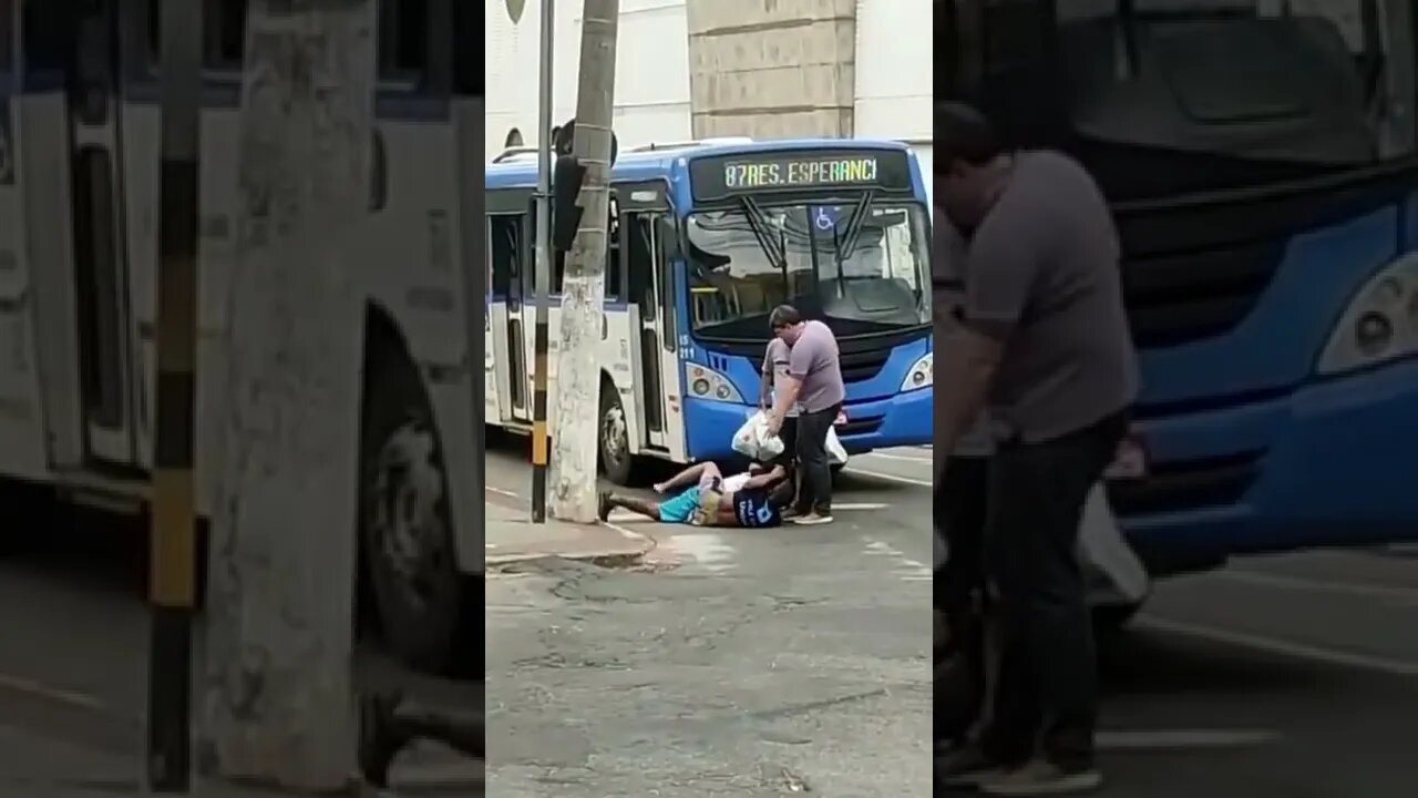 Casal de Bêbado se beija no meio da rua atrapalhando ônibus