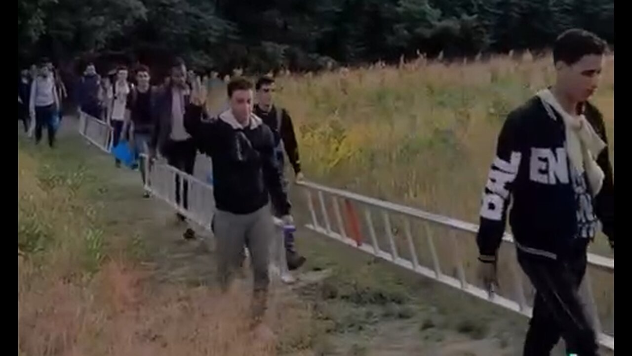 Southern Border - Here Come More Invaders, Ladders In Tow - HaloNews