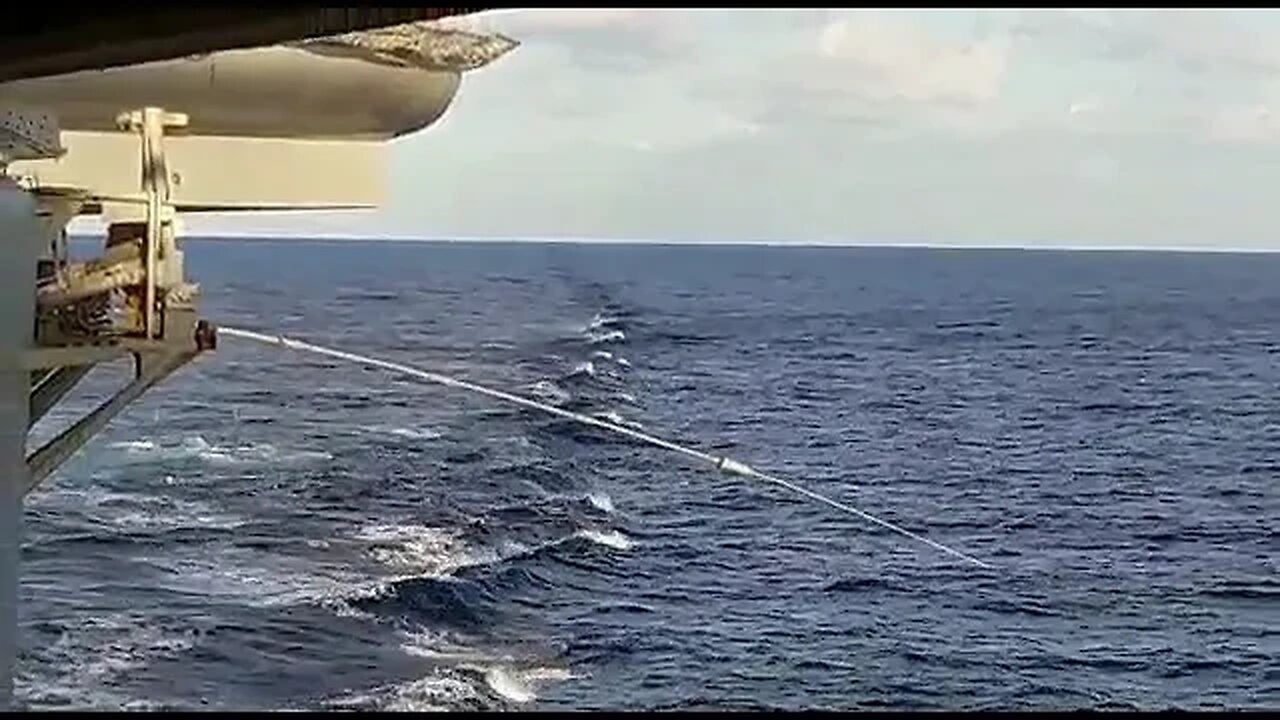 Um vídeo inédito de um caça russo Sukhoi Su-33 que acabou no mar apareceu online.