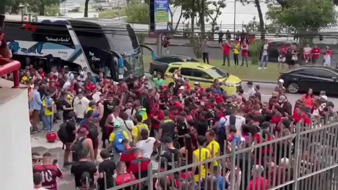 Fla x Galo - Torcida na Gávea recebendo o time