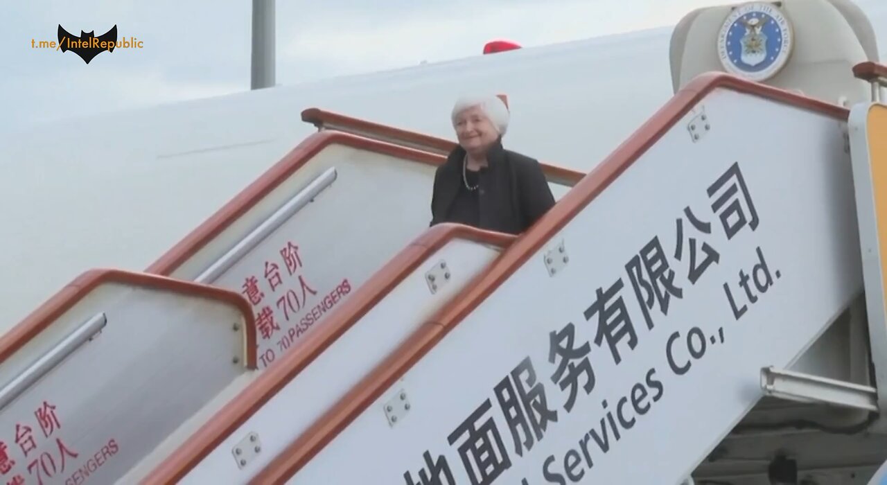 Grandma Smellen pulls a Biden and looks foolish