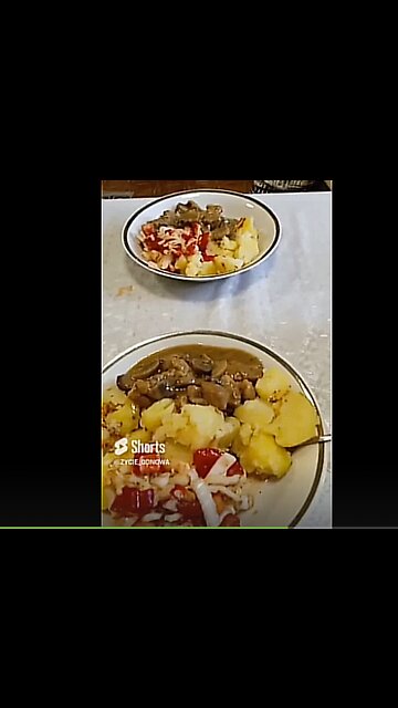 Popularny Polski obiad 🇵🇱 Kotlet schabowy z ziemniakami i surówką. Kruszynka zaprasza