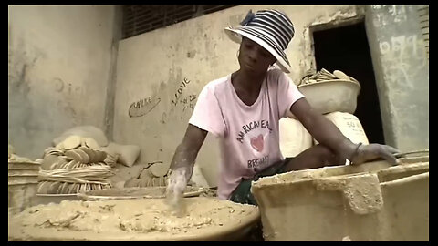 🚨😳Haitians eat dirt cookies called bonbon tè. Women buy sacks of real dirt & this how they are made