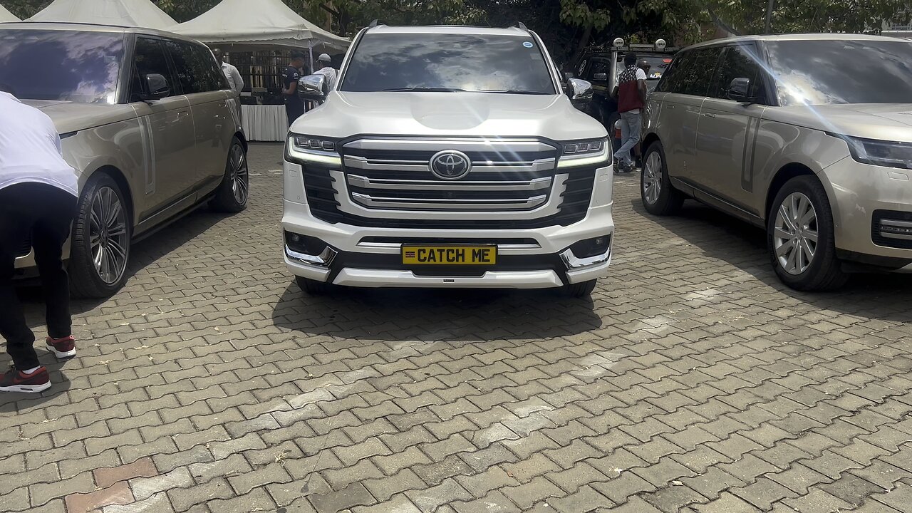 Toyota Lc300 and the New range rover autobiograhy exterior