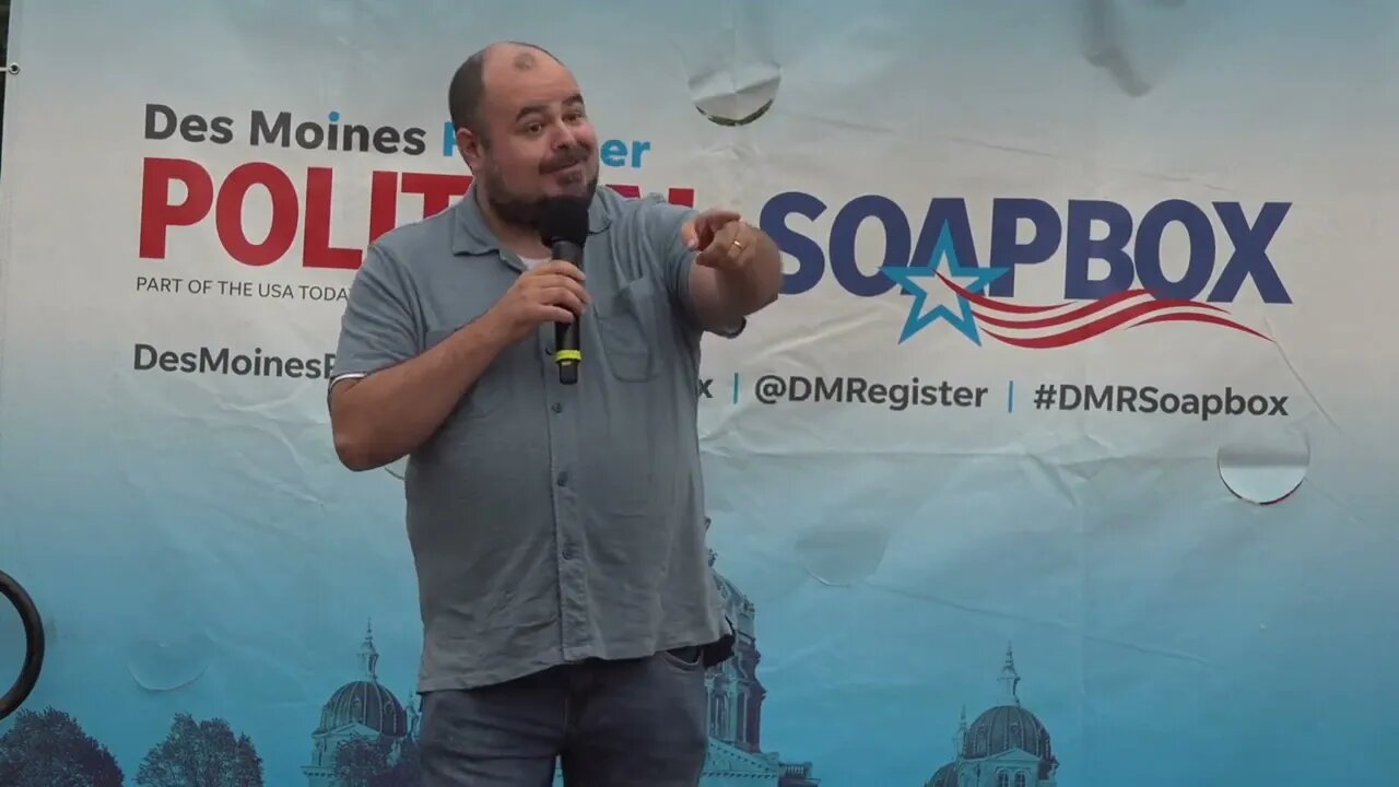 Ryan Melton speaks at the Des Moines Register Political Soapbox during the Iowa State Fair：/01