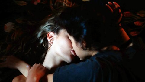 Jenna Ortega and Maddie Ziegler kiss scene / THE FALLOUT