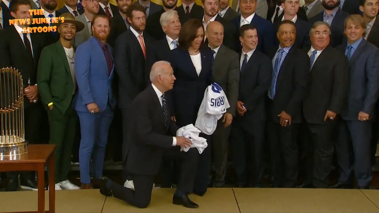 Why does Biden decide to kneel when taking a photo with the Los Angeles Dodgers at the White House?