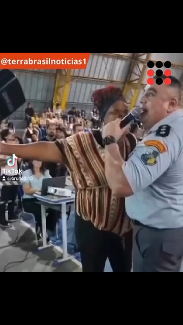 Oficial da Polícia Militar é humilhado por militante de esquerda em escola cívico-militar