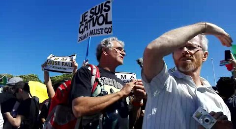 UPDATE 2 – Thousands fill the streets of Cape Town to demand Zuma step down (6vu)