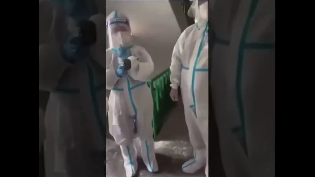 上海警察强制转运阴性居民,称不配合影响三代。男子回复:这是我们最后一代,谢谢!《时刻新闻》2022年5月11日