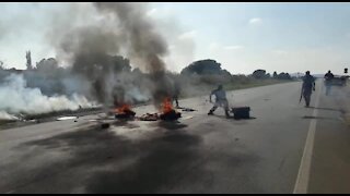 SOUTH AFRICA - Johannesburg - Eldorado Park protest turns violent (Videos) (iuw)