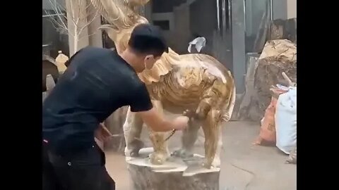 Статуя слона из дерева