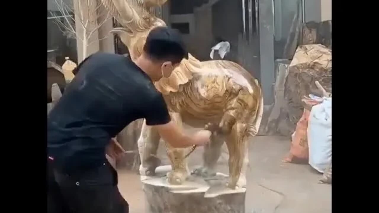 Статуя слона из дерева