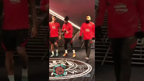 Luis Suárez tells Ángel Correa and Rodrigo de Paul to walk around the Manchester City crest