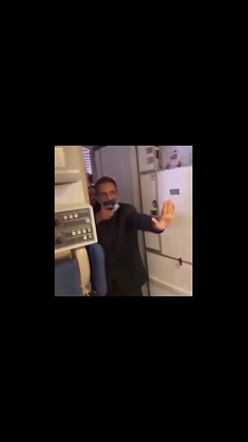 Air marshal draws weapon after passengers attempted to enter the cockpit