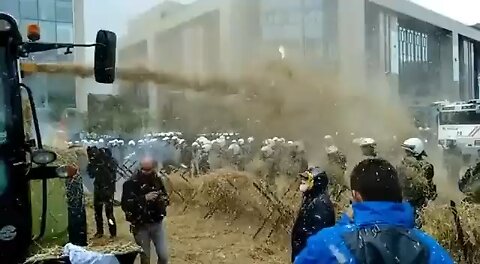 Dutch farmers spray riot police with manure 💩💩💩