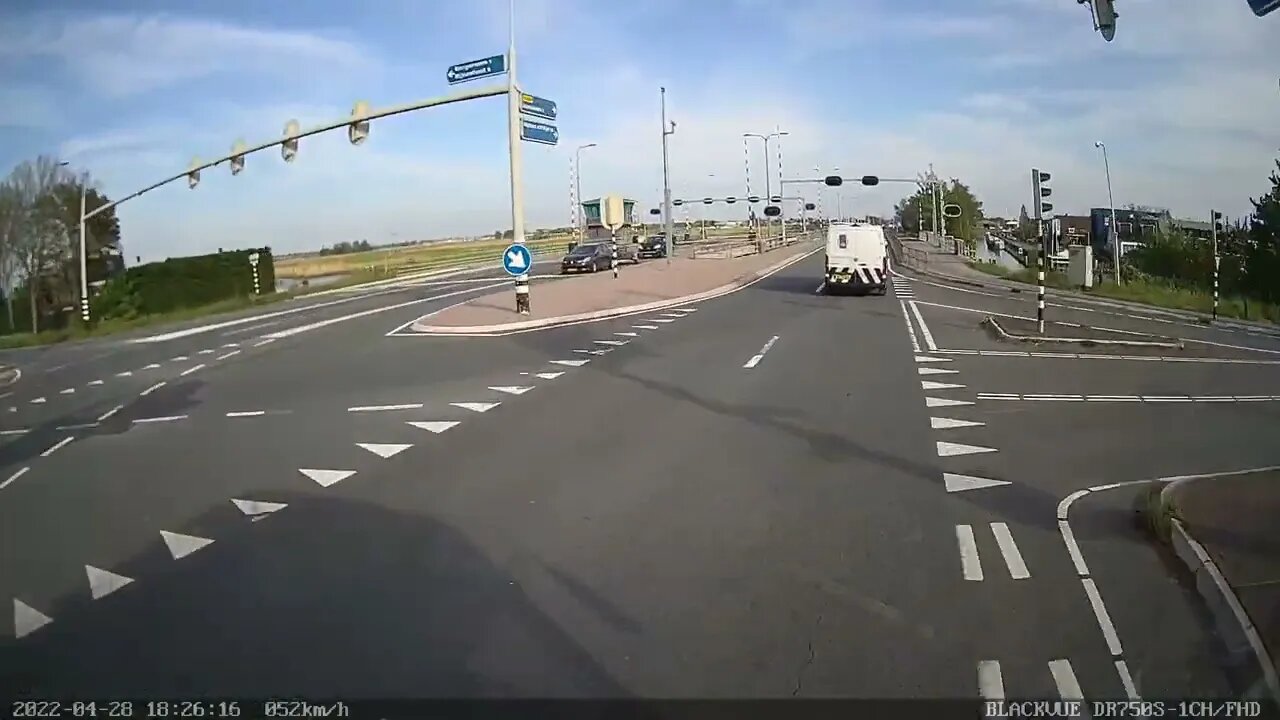 Voertuig DJI op de busbaan.