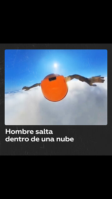 Paracaidista salta sobre una densa nube y capta el momento con su cámara