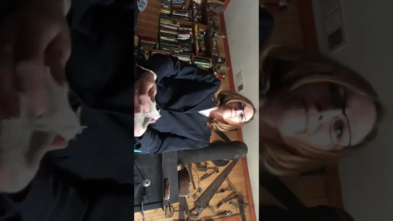 messing with my police body cam durning court break...