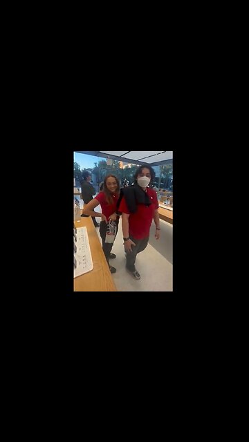 Jewish Customer At An Apple Store Gets Upset At Employee Wearing A Palestinian Flag