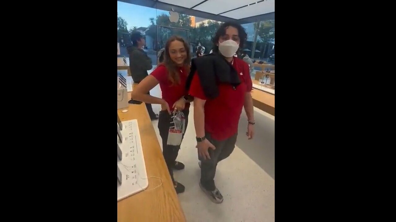 Jewish Customer At An Apple Store Gets Upset At Employee Wearing A Palestinian Flag