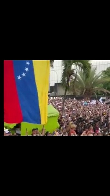 Miles de venezolanos le entregan a María Corina Machado las actas electorales de los centros recabadas por ellos como testigos de mesa.