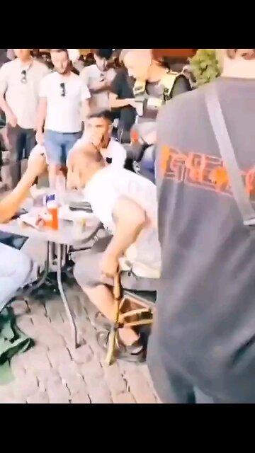 The German police attacked a man and arrested him for wearing a shirt bearing the Palestinian flag.