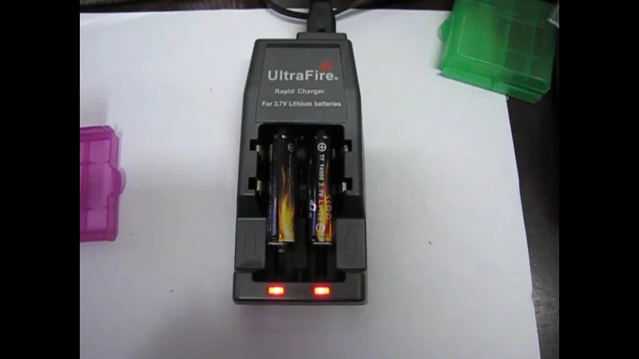 Carregador de Baterias 3.6/3.7V UltraFire (UltraFire 3.6/3.7V Battery Charger)