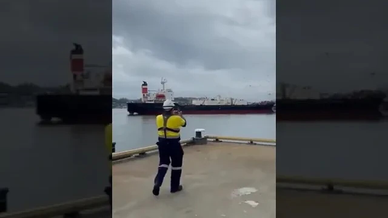 Ship Sinks Two Tugboats In One Hit. #trending #shorts #crash #sinking #lifeatsea #tuglife #tugboats